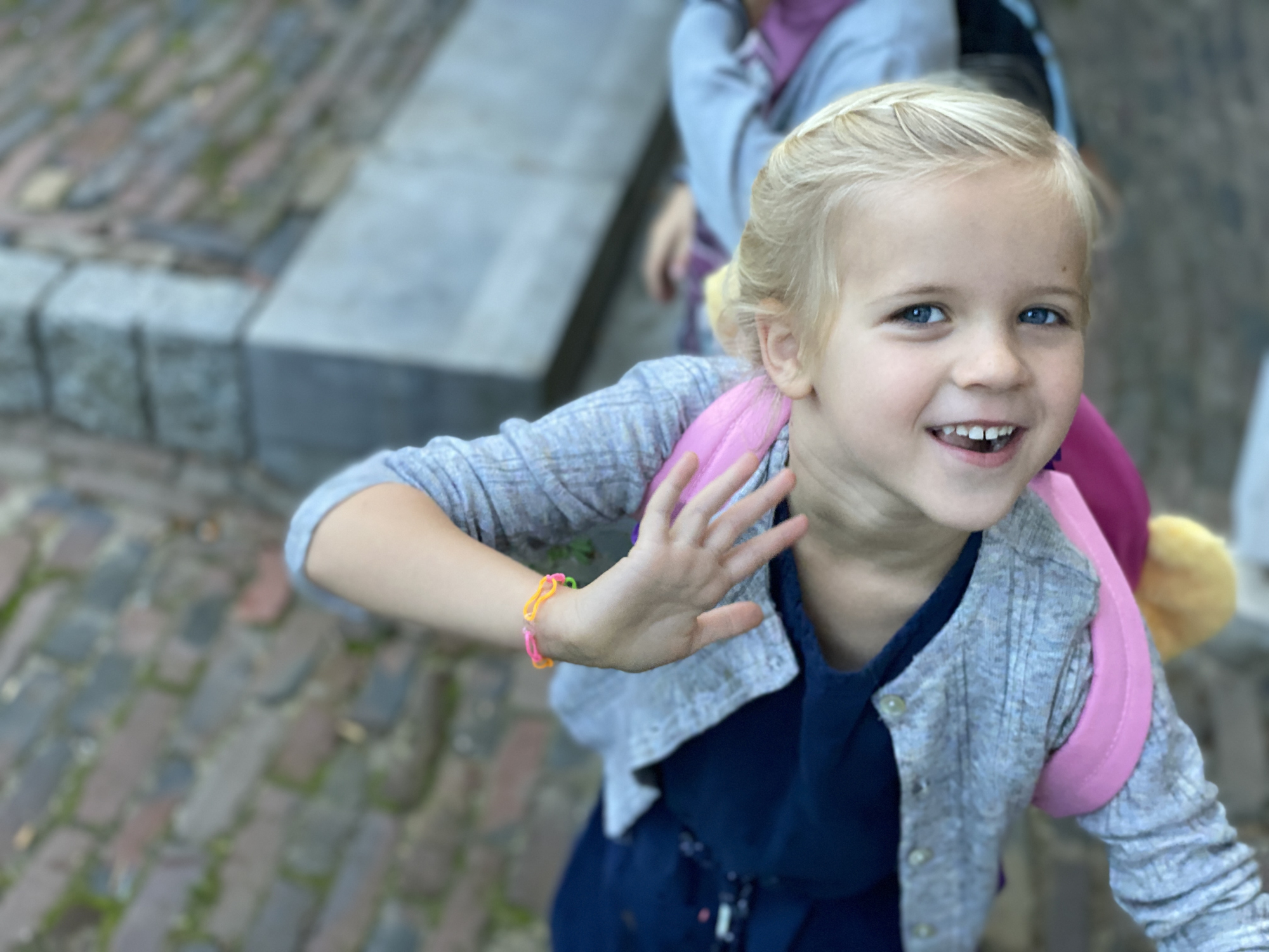 Kind zwaait naar camera