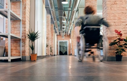 Vrouw In Rolstoel In Publieke Ruimte