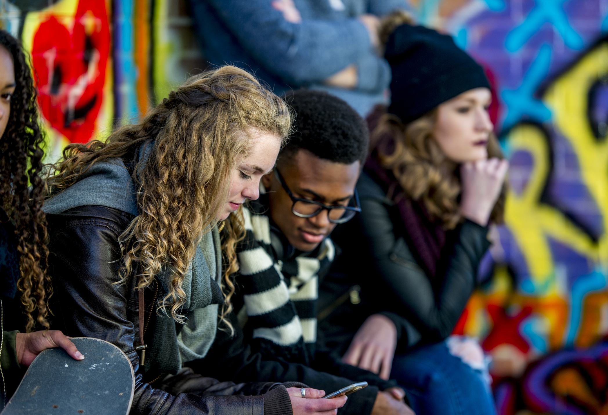 Tieners Bij Elkaar Op Telefoon