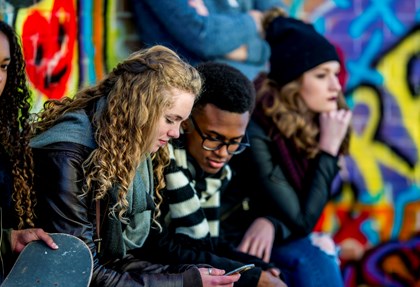 Tieners Bij Elkaar Op Telefoon